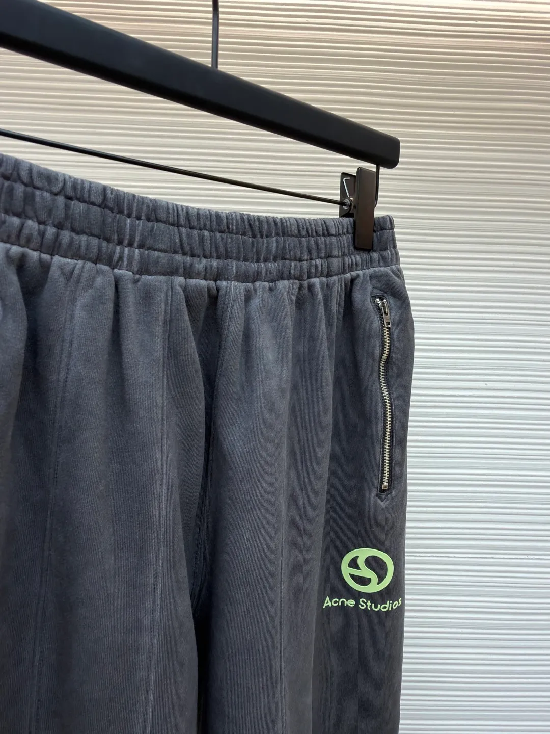 Acne Studios distressed logo trousers ●Original version: purchased and developed for 5500 ●Item number: 1682336-B10 ●Fabric: cloud velvet fabric ●Technology: made by ancient stone grinding ●Color: gray ●Version: loose version ●Weight: about 725 grams ●Size: The restrained aesthetics of cool tones sublimates dressing into a tonal narrative. The Acne Studios logo is embedded in the front of the trouser legs with a hidden edge, making the logo an invisible medal. It is based on the rhythm of the body. Irregular three-dimensional pleats are carved on the trousers, and the layering is full. It blooms proudly like a work of art and becomes the leader of fashion trends. Infrared positioning heat transfer process. Infrared positioning Acne Studios logo pattern for more precise positioning. Use heat transfer materials for processing. The fabric is baked to fix the printed pattern. It is firm and durable and beautiful. The ancient method of stone grinding + hand-wrinkling uses natural pumice and biological enzymes to repeatedly rub the trousers to simulate the natural fading effect of wear and tear. The irregular three-dimensional pleats are formed by hand-wrinkling, and the washing and coloring process are used to make the clothes old. The special desizing agent is preferred, and then the fabric is soaked in it to be evenly sized. After desizing, it is finally rinsed. The workmanship is extremely complicated and the loss is high. The overall wiring is straight and delicate, the fabric is comfortable and soft, and the color is consistent without color difference. It can be matched with the same style to create a fashionable look and control various occasions. Customized accessories, complete with three standards, same style for men and women!